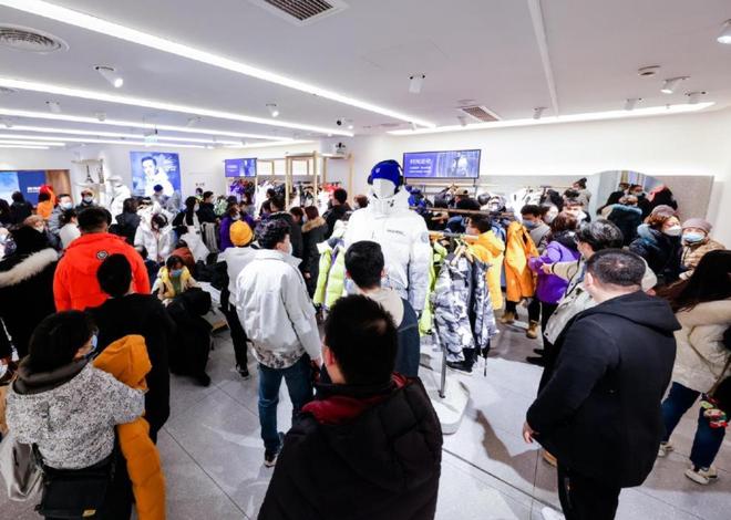 300元以下买不到羽绒服这是谁说的新葡京2025平价羽绒服品牌反击：(图1)