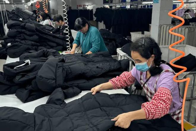 300元以下买不到羽绒服这是谁说的新葡京2025平价羽绒服品牌反击：(图3)